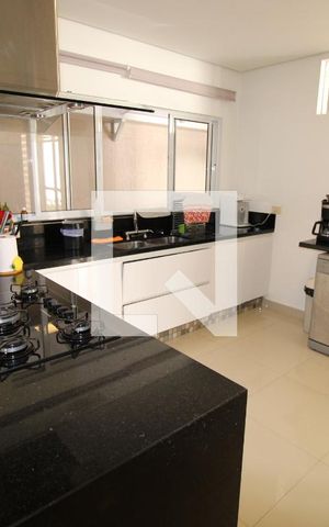 Casa à venda com 437m², 5 quartos e 8 vagasCozinha