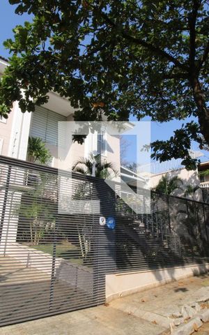 Casa à venda com 437m², 5 quartos e 8 vagasFachada