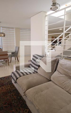 Casa à venda com 437m², 5 quartos e 8 vagasSala