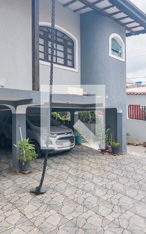 Casa à venda com 219m², 3 quartos e 4 vagas Casa à venda com 219m², 3 quartos e 4 vagasGaragem