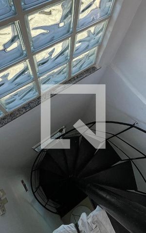 Casa para alugar com 80m², 2 quartos e 1 vaga Casa para alugar com 80m², 2 quartos e 1 vagaEscada