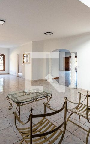 Casa de condomínio para alugar com 600m², 4 quartos e 2 vagas Casa de condomínio para alugar com 600m², 4 quartos e 2 vagasSala de Estar
