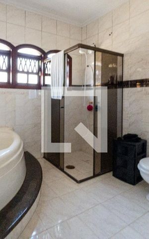 Casa de condomínio para alugar com 600m², 4 quartos e 2 vagas Casa de condomínio para alugar com 600m², 4 quartos e 2 vagasBanheiro da Suíte Master