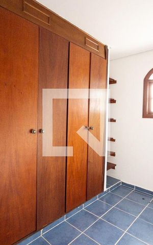 Casa de condomínio para alugar com 600m², 4 quartos e 2 vagas Casa de condomínio para alugar com 600m², 4 quartos e 2 vagasCloset da Suíte 3