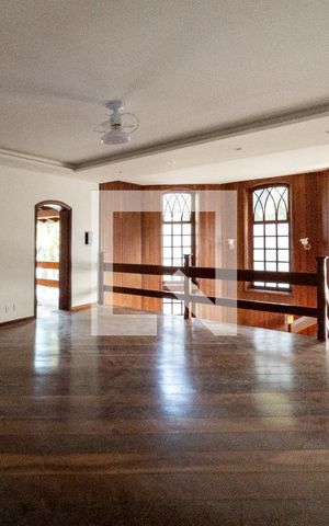 Casa de condomínio para alugar com 600m², 4 quartos e 2 vagas Casa de condomínio para alugar com 600m², 4 quartos e 2 vagasSala de TV