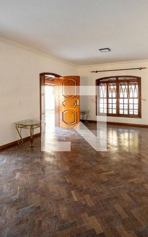 Casa de condomínio para alugar com 600m², 4 quartos e 2 vagas Casa de condomínio para alugar com 600m², 4 quartos e 2 vagasSala