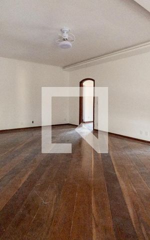 Casa de condomínio para alugar com 600m², 4 quartos e 2 vagas Casa de condomínio para alugar com 600m², 4 quartos e 2 vagasSala de TV