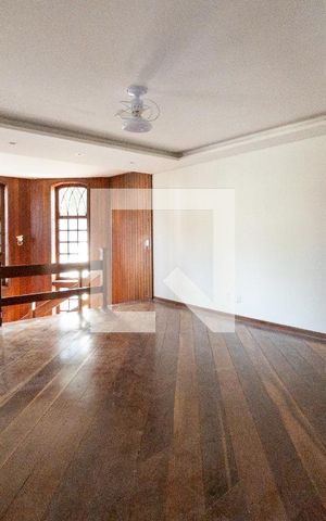 Casa de condomínio para alugar com 600m², 4 quartos e 2 vagas Casa de condomínio para alugar com 600m², 4 quartos e 2 vagasSala de TV