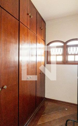 Casa de condomínio para alugar com 600m², 4 quartos e 2 vagas Casa de condomínio para alugar com 600m², 4 quartos e 2 vagasCloset da Suíte Master