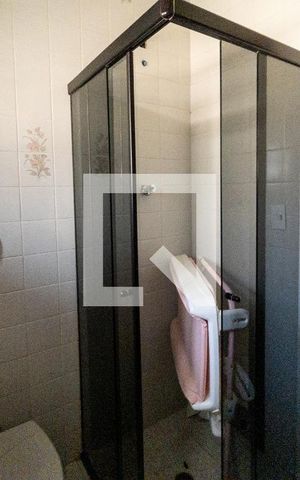 Casa de condomínio para alugar com 600m², 4 quartos e 2 vagas Casa de condomínio para alugar com 600m², 4 quartos e 2 vagasBanheiro da Suíte Térreo