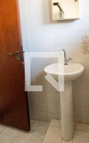 Casa de condomínio para alugar com 600m², 4 quartos e 2 vagas Casa de condomínio para alugar com 600m², 4 quartos e 2 vagasBanheiro da Suíte Térreo