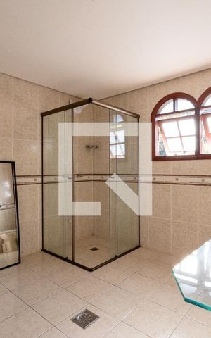 Casa de condomínio para alugar com 600m², 4 quartos e 2 vagas Casa de condomínio para alugar com 600m², 4 quartos e 2 vagasBanheiro da Suíte 4
