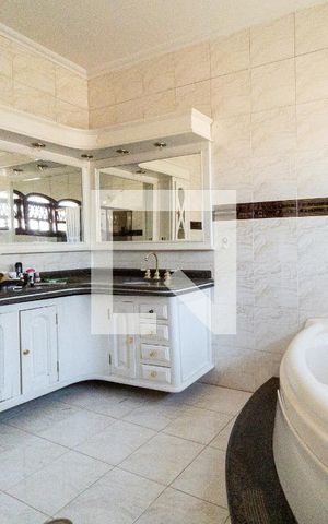Casa de condomínio para alugar com 600m², 4 quartos e 2 vagas Casa de condomínio para alugar com 600m², 4 quartos e 2 vagasBanheiro da Suíte Master