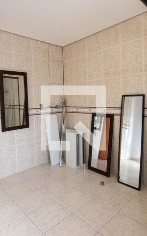 Casa de condomínio para alugar com 600m², 4 quartos e 2 vagas Casa de condomínio para alugar com 600m², 4 quartos e 2 vagasBanheiro da Suíte 4