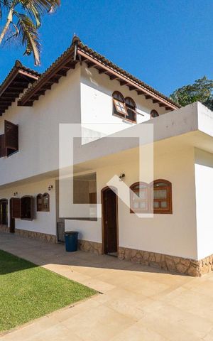 Casa de condomínio para alugar com 600m², 4 quartos e 2 vagas Casa de condomínio para alugar com 600m², 4 quartos e 2 vagasFachada Lateral