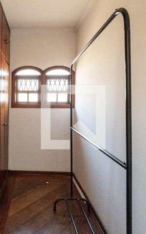Casa de condomínio para alugar com 600m², 4 quartos e 2 vagas Casa de condomínio para alugar com 600m², 4 quartos e 2 vagasCloset da Suíte Master
