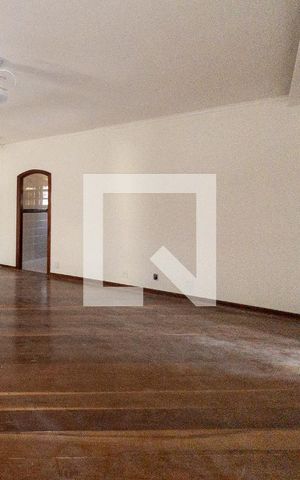 Casa de condomínio para alugar com 600m², 4 quartos e 2 vagas Casa de condomínio para alugar com 600m², 4 quartos e 2 vagasSala de TV