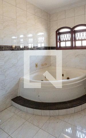 Casa de condomínio para alugar com 600m², 4 quartos e 2 vagas Casa de condomínio para alugar com 600m², 4 quartos e 2 vagasBanheiro da Suíte Master