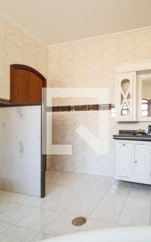 Casa de condomínio para alugar com 600m², 4 quartos e 2 vagas Casa de condomínio para alugar com 600m², 4 quartos e 2 vagasBanheiro da Suíte Master