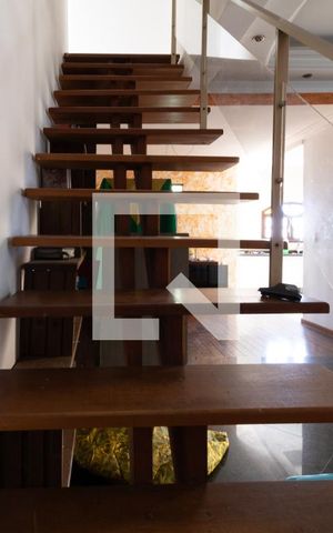Casa à venda com 435m², 3 quartos e 9 vagasEscada