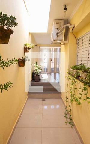 Casa para alugar com 140m², 3 quartos e 2 vagasCorredor externo