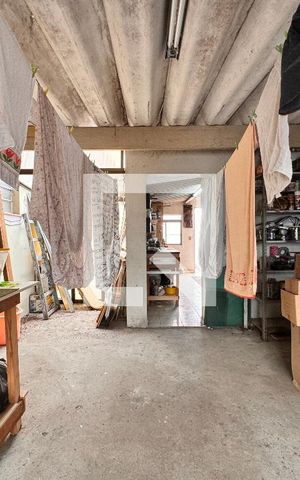 Casa à venda com 247m², 3 quartos e 4 vagas Casa à venda com 247m², 3 quartos e 4 vagasEdícula