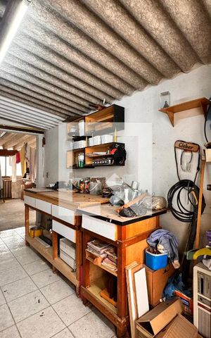 Casa à venda com 247m², 3 quartos e 4 vagas Casa à venda com 247m², 3 quartos e 4 vagasEdicula