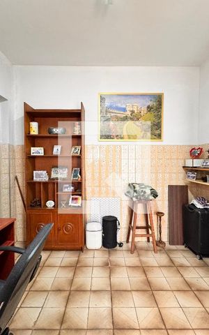 Casa à venda com 247m², 3 quartos e 4 vagas Casa à venda com 247m², 3 quartos e 4 vagasEscritório