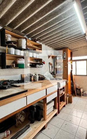 Casa à venda com 247m², 3 quartos e 4 vagas Casa à venda com 247m², 3 quartos e 4 vagasEdícula