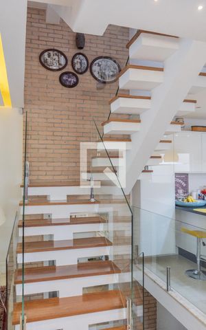 Casa à venda com 300m², 5 quartos e 4 vagas Casa à venda com 300m², 5 quartos e 4 vagasEscada