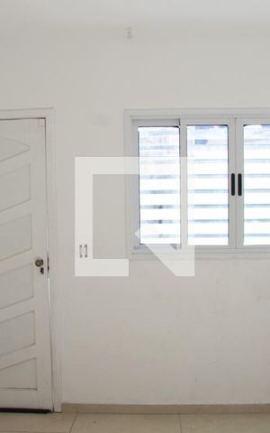 Casa para alugar com 80m², 2 quartos e 2 vagasSala