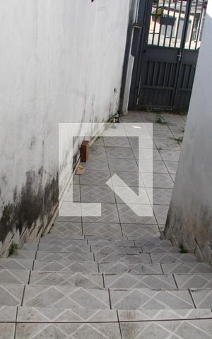 Casa para alugar com 80m², 2 quartos e 2 vagasEscada acesso a outra entrada