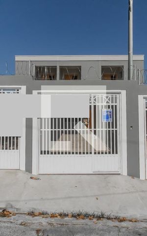 Casa à venda com 100m², 2 quartos e 2 vagas Casa à venda com 100m², 2 quartos e 2 vagasFachada
