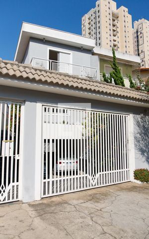 Casa à venda com 166m², 3 quartos e 3 vagasFachada