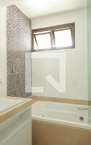 Apartamento à venda com 450m², 4 quartos e 5 vagasBanheiro da Suíte 2