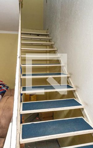 Casa à venda com 182m², 2 quartos e 2 vagasEscada