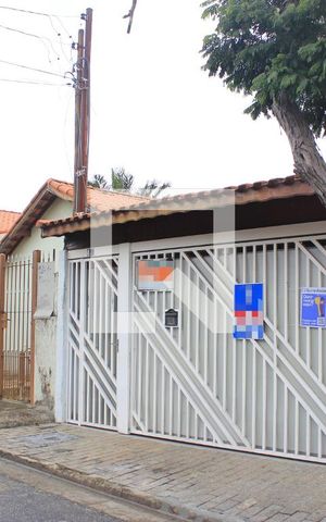 Casa à venda com 200m², 3 quartos e 2 vagasFachada com placa QuintoAndar