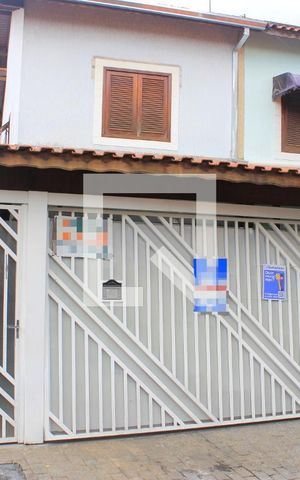Casa à venda com 200m², 3 quartos e 2 vagasFachada com placa QuintoAndar