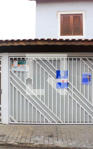 Casa à venda com 200m², 3 quartos e 2 vagasFachada com placa QuintoAndar
