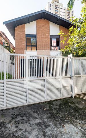Casa à venda com 140m², 3 quartos e 2 vagas Casa à venda com 140m², 3 quartos e 2 vagasFachada