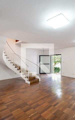 Casa à venda com 140m², 3 quartos e 2 vagas Casa à venda com 140m², 3 quartos e 2 vagasSala