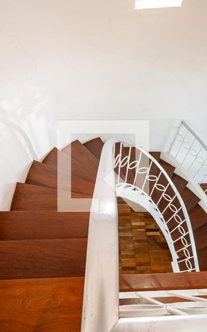 Casa à venda com 140m², 3 quartos e 2 vagas Casa à venda com 140m², 3 quartos e 2 vagasEscadas