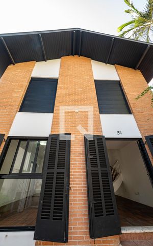 Casa à venda com 140m², 3 quartos e 2 vagas Casa à venda com 140m², 3 quartos e 2 vagasEntrada