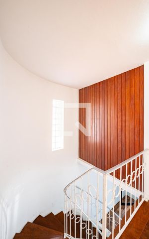 Casa à venda com 140m², 3 quartos e 2 vagas Casa à venda com 140m², 3 quartos e 2 vagasEscadas