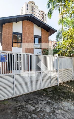 Casa à venda com 140m², 3 quartos e 2 vagas Casa à venda com 140m², 3 quartos e 2 vagasFachada