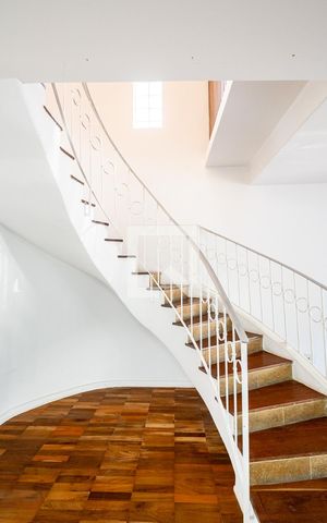 Casa à venda com 140m², 3 quartos e 2 vagas Casa à venda com 140m², 3 quartos e 2 vagasSala