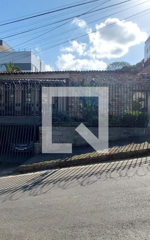 Casa à venda com 244m², 4 quartos e 2 vagas Casa à venda com 244m², 4 quartos e 2 vagasFachada