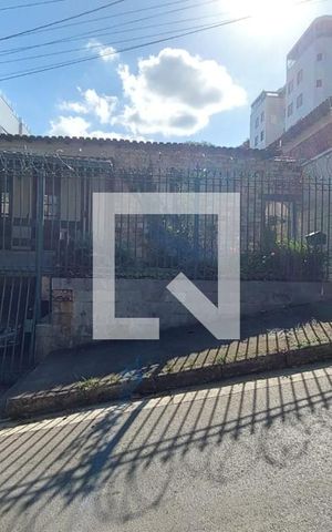 Casa à venda com 244m², 4 quartos e 2 vagas Casa à venda com 244m², 4 quartos e 2 vagasFachada