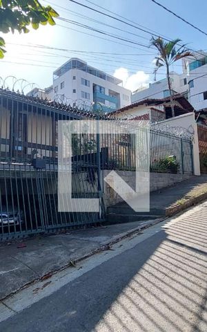 Casa à venda com 244m², 4 quartos e 2 vagas Casa à venda com 244m², 4 quartos e 2 vagasfachada
