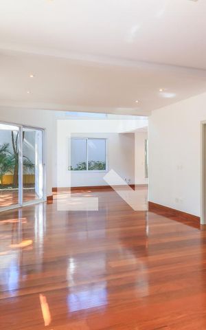 Casa à venda com 608m², 6 quartos e 6 vagas Casa à venda com 608m², 6 quartos e 6 vagasSala